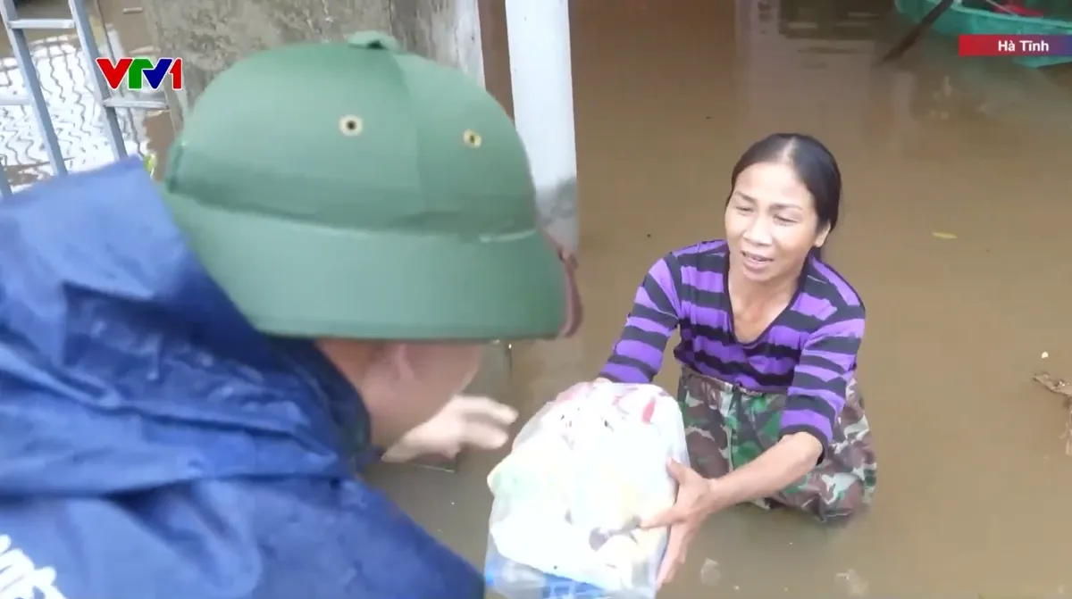 Những chuyến hàng cứu trợ vượt dòng lũ dữ tiếp tế cho người dân bị cô lập ở Hà Tĩnh - Ảnh 2.