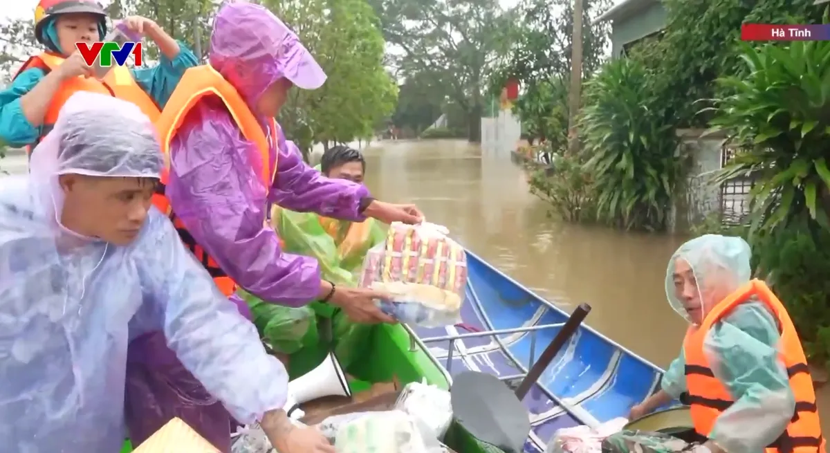 Những chuyến hàng cứu trợ vượt dòng lũ dữ tiếp tế cho người dân bị cô lập ở Hà Tĩnh - Ảnh 1.