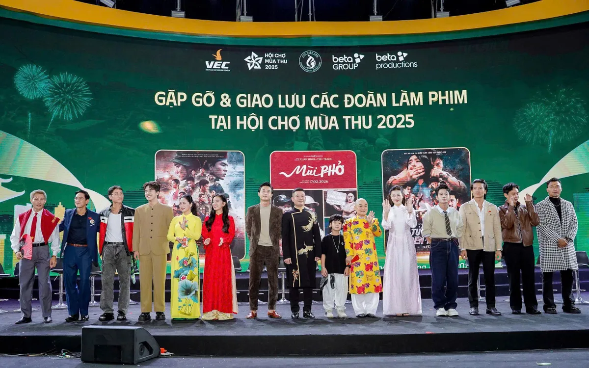 Các nghệ sĩ của 3 đoàn phim giao lưu cùng khán giả tại Hội chợ Mùa Thu 2025