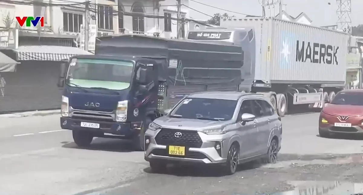 Quốc lộ 51 qua Đồng Nai tiếp tục xuống cấp- Ảnh 2. Quốc lộ 51 qua Đồng Nai tiếp tục xuống cấp- Ảnh 2.