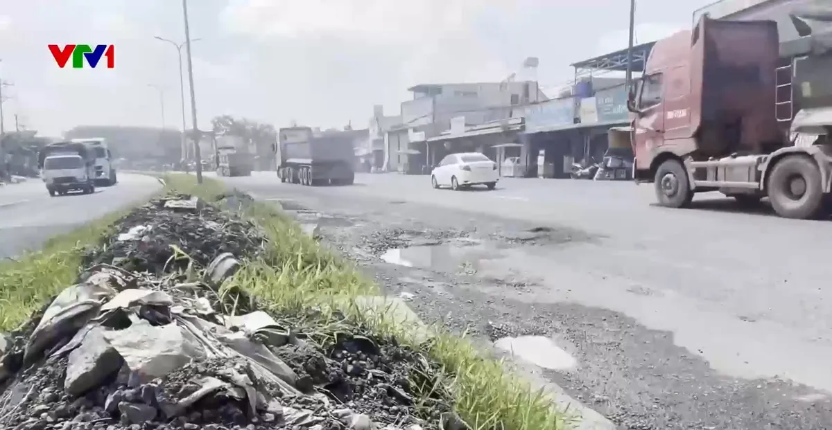 Quốc lộ 51 qua Đồng Nai tiếp tục xuống cấp- Ảnh 1. Quốc lộ 51 qua Đồng Nai tiếp tục xuống cấp- Ảnh 1.