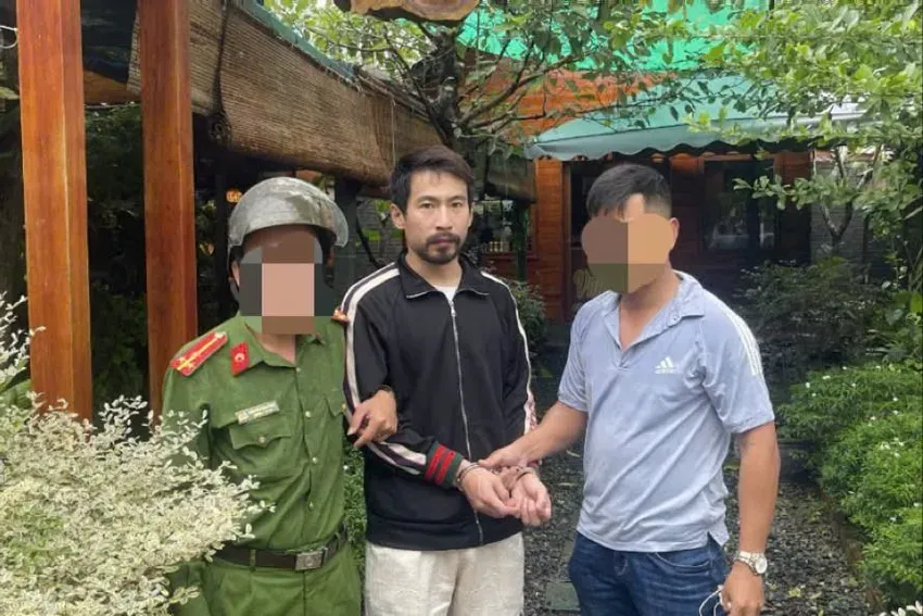 Bắt nghi phạm người nước ngoài chân đeo còng số 8 trốn khỏi bệnh viện - Ảnh 1.