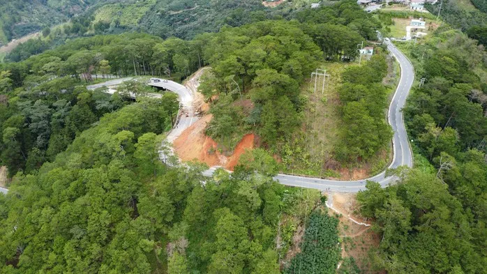 Khắc phục khẩn cấp sạt lở đèo D'Ran, Lâm Đồng - Ảnh 1.