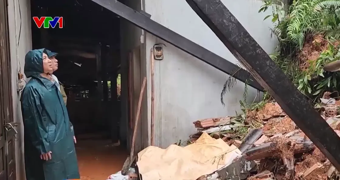 Sạt lở núi Hòn Dồ ở Quảng Ngãi đe dọa hàng chục hộ dân - Ảnh 1.