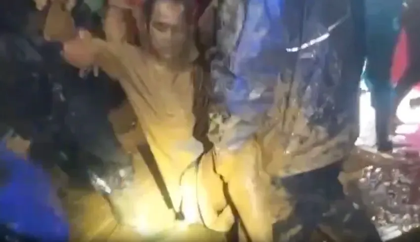 Cứu th&agrave;nh c&ocirc;ng người đ&agrave;n &ocirc;ng bị v&ugrave;i lấp do sạt lở - Ảnh 1.