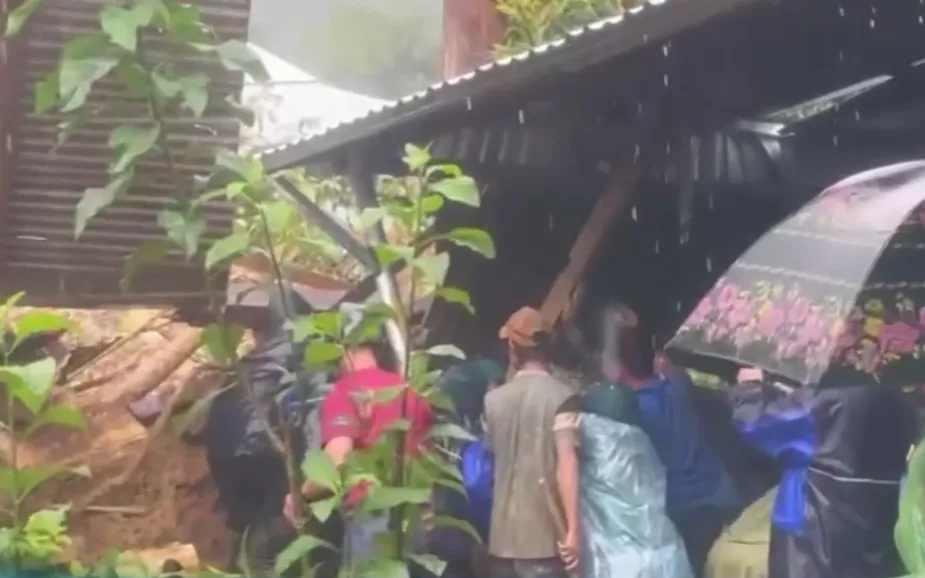 Lực lượng chức năng đào bới lớp đất đá cứu người đàn ông bị vùi lấp