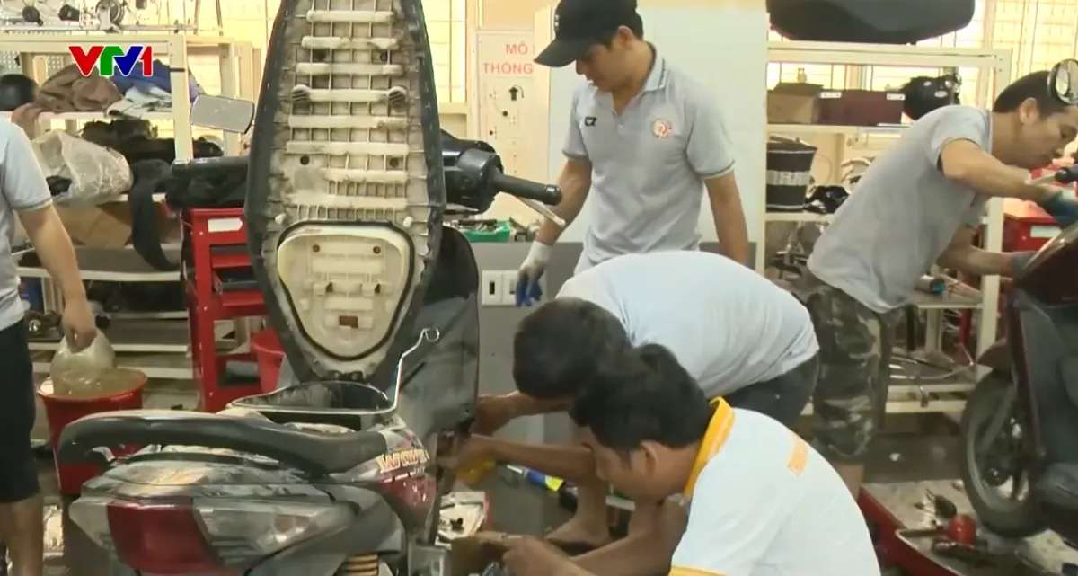 Nhiều điểm sửa xe miễn phí cho người dân TP Huế - Ảnh 1.