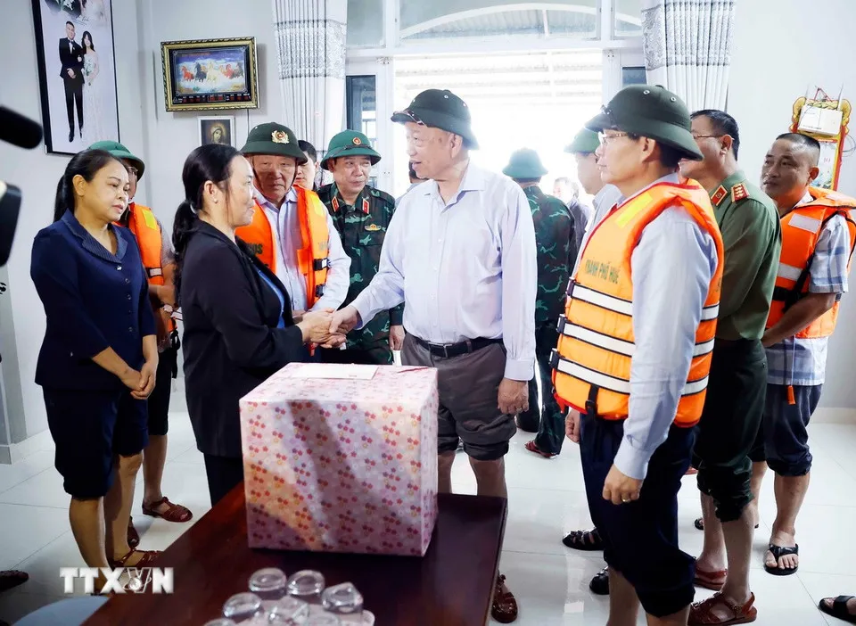 Tổng Bí thư Tô Lâm đến vùng bị chia cắt do mưa lũ tại thôn Khuông Phò Đông, xã Quảng Điền, Thành phố Huế. Tổng Bí thư Tô Lâm đến vùng bị chia cắt do mưa lũ tại thôn Khuông Phò Đông, xã Quảng Điền, Thành phố Huế.