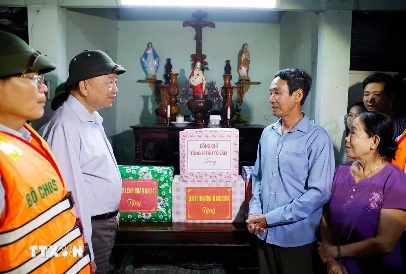 Tổng Bí thư Tô Lâm thăm hỏi và tặng quà cho người dân vùng bị chia cắt do mưa lũ tại thôn Khuông Phò Đông, xã Quảng Điền, Thành phố Huế. Tổng Bí thư Tô Lâm thăm hỏi và tặng quà cho người dân vùng bị chia cắt do mưa lũ tại thôn Khuông Phò Đông, xã Quảng Điền, Thành phố Huế.