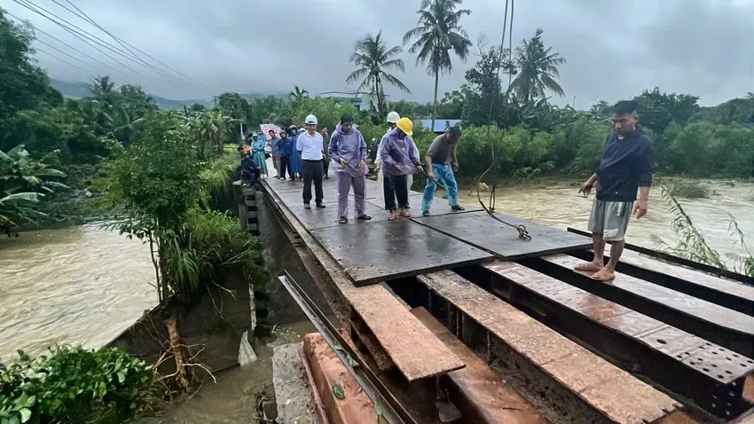 Quảng Ngãi khẩn trương làm cầu tạm sau sự cố sập cầu Cây Sung - Ảnh 1.