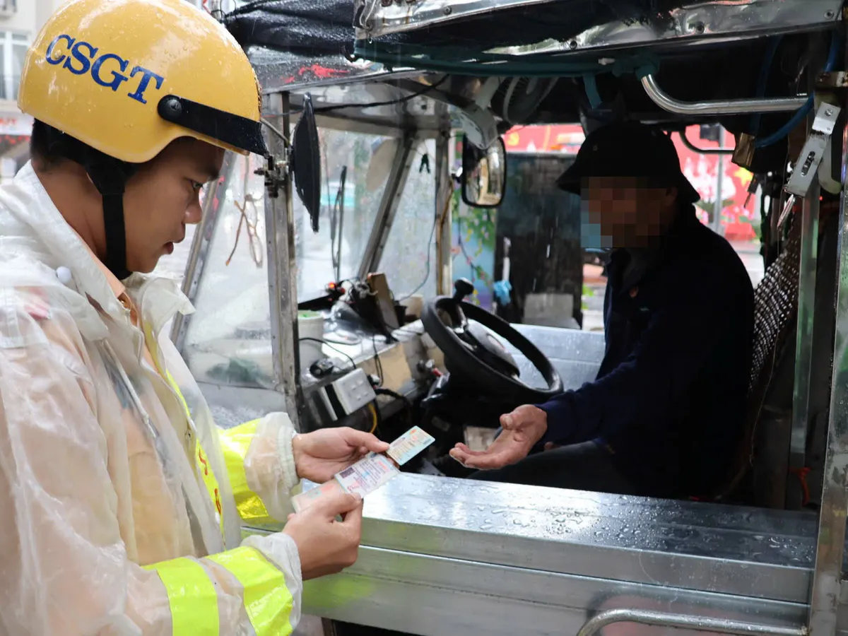 Hà Nội: Xử lý nghiêm xe tự chế, chở hàng hóa cồng kềnh gây mất an toàn giao thông - Ảnh 2.