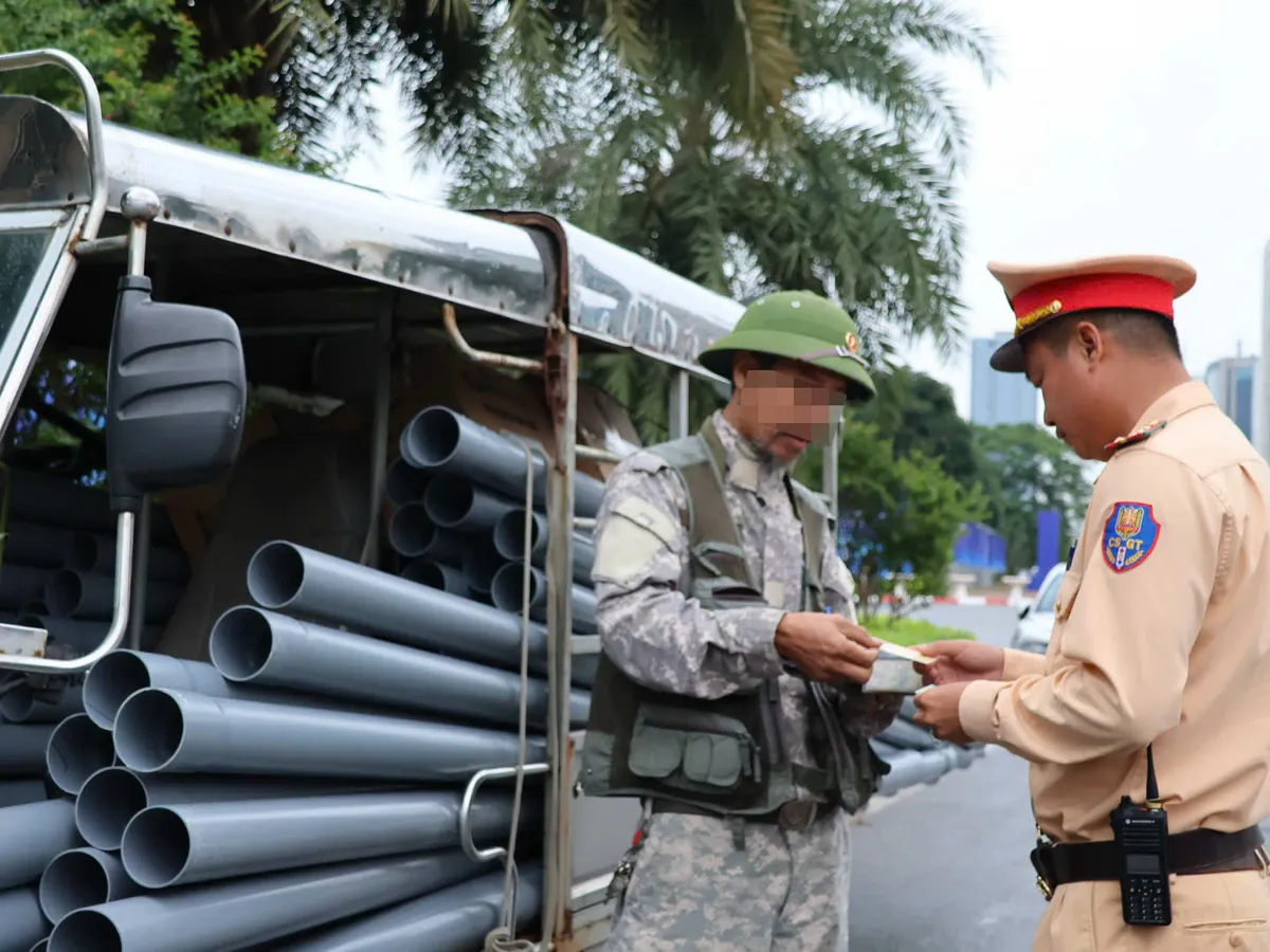 Hà Nội: Xử lý nghiêm xe tự chế, chở hàng hóa cồng kềnh gây mất an toàn giao thông - Ảnh 3.