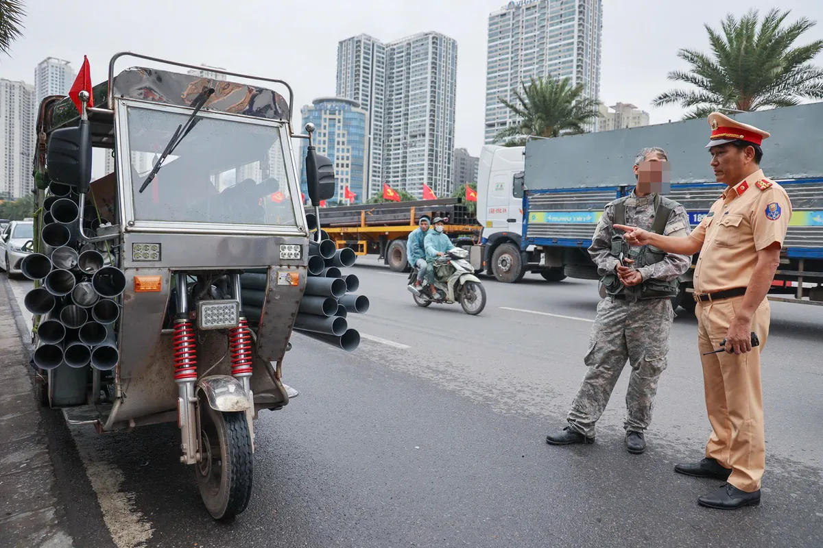 Hà Nội: Xử lý nghiêm xe tự chế, chở hàng hóa cồng kềnh gây mất an toàn giao thông - Ảnh 1.