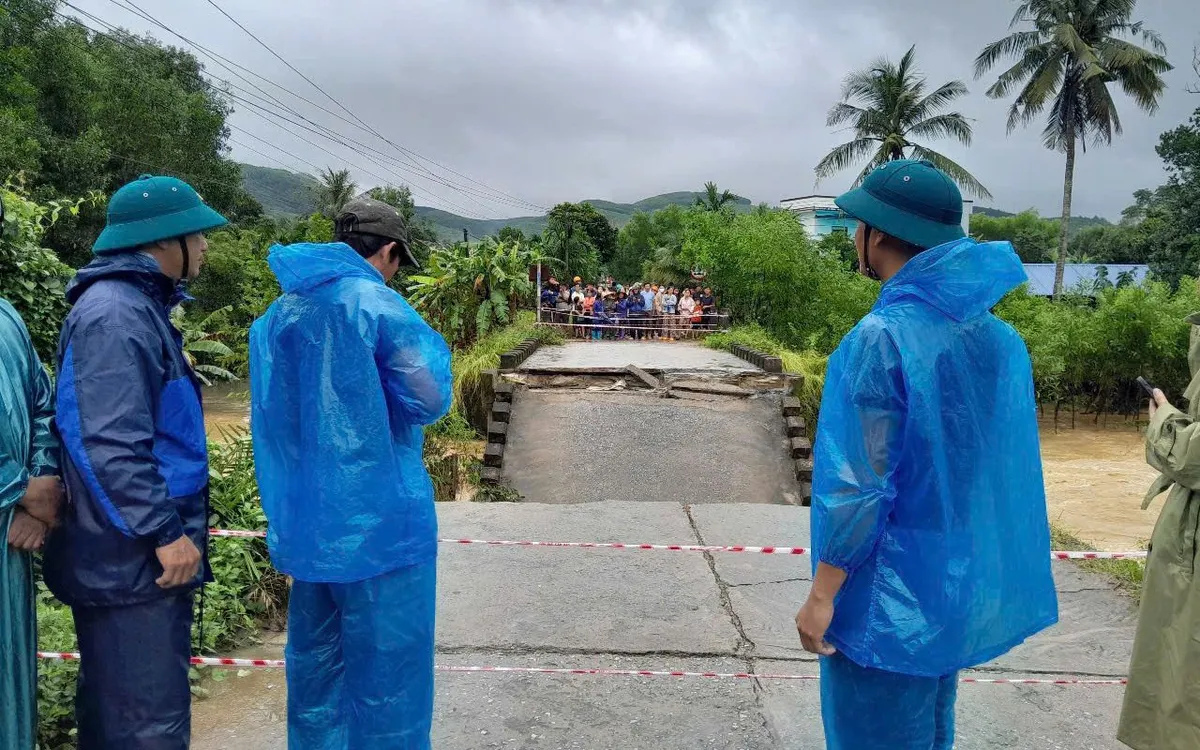 Nước sông Trà Bồng dâng cao, lũ tràn về cuốn gãy cầu Cây Sung tại xã Bình Minh.