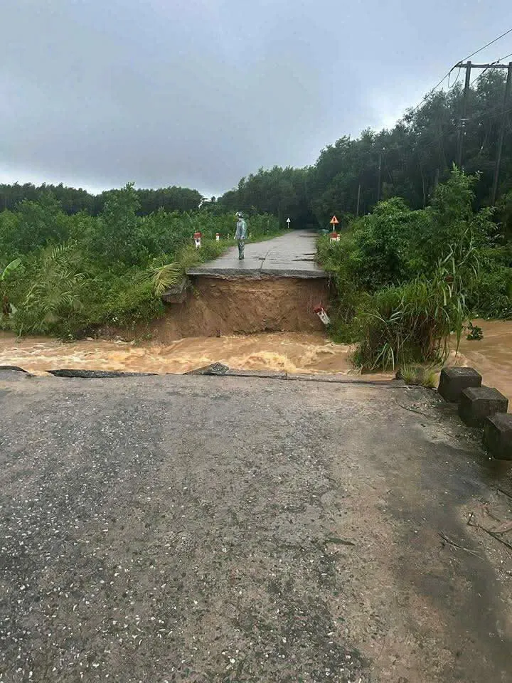 Quảng Ngãi: Cầu sập do lũ, chia cắt 316 hộ dân xã Bình Minh - Ảnh 1.