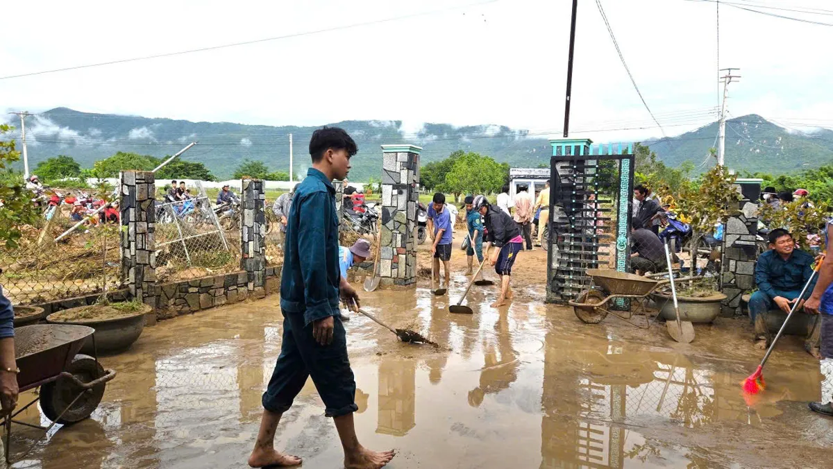 Chủ tịch UBND tỉnh Lâm Đồng thăm hỏi, động viên gia đình nạn nhân vụ vỡ hồ chứa nước- Ảnh 2.