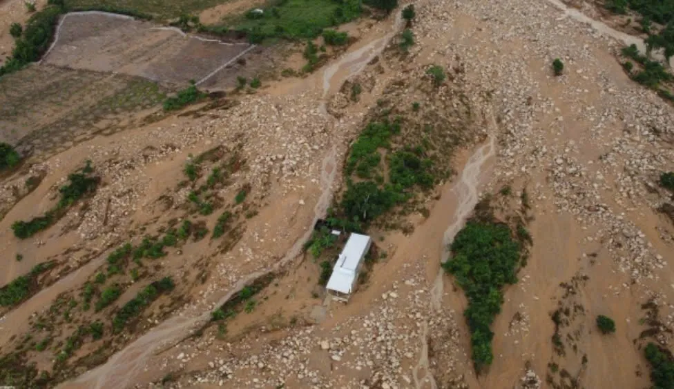 Chủ tịch UBND tỉnh Lâm Đồng thăm hỏi, động viên gia đình nạn nhân vụ vỡ hồ chứa nước- Ảnh 1.
