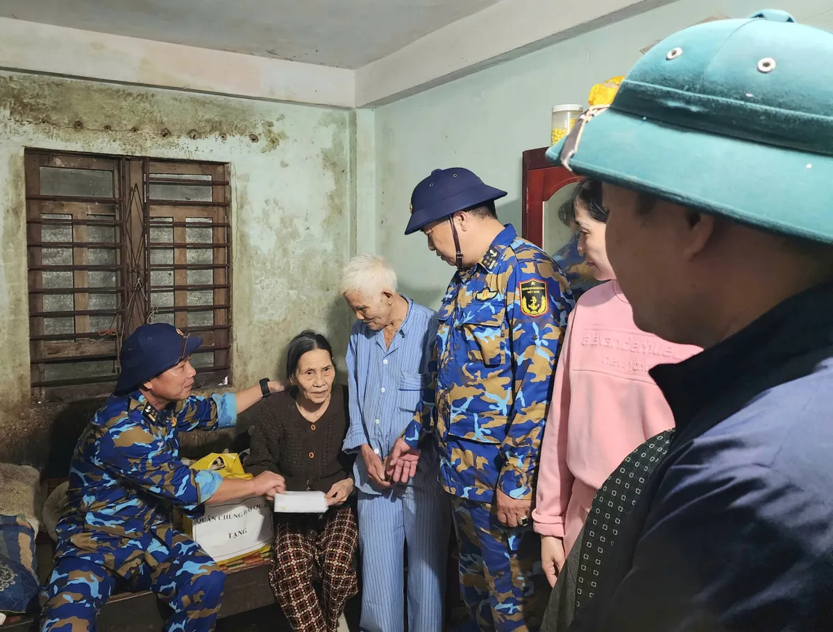 Hải quân thăm khám, vệ sinh môi trường giúp người dân vùng bị thiên tai- Ảnh 3. Hải quân thăm khám, vệ sinh môi trường giúp người dân vùng bị thiên tai- Ảnh 3.