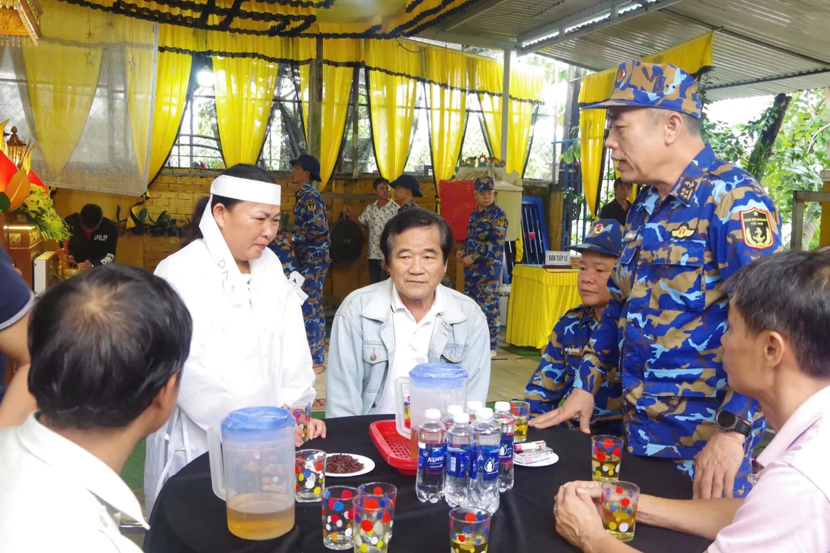 Hải quân thăm khám, vệ sinh môi trường giúp người dân vùng bị thiên tai- Ảnh 4. Hải quân thăm khám, vệ sinh môi trường giúp người dân vùng bị thiên tai- Ảnh 4.