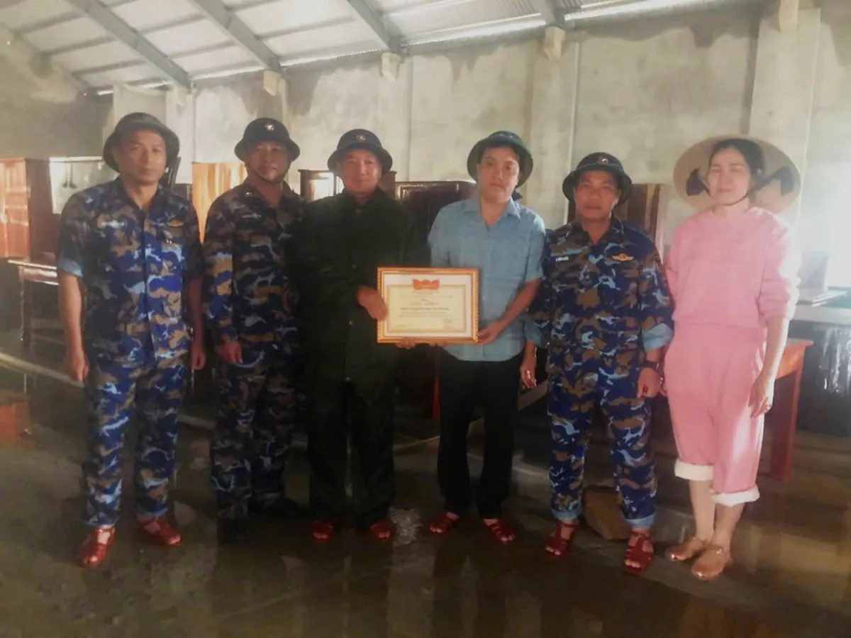 Hải quân thăm khám, vệ sinh môi trường giúp người dân vùng bị thiên tai- Ảnh 5. Hải quân thăm khám, vệ sinh môi trường giúp người dân vùng bị thiên tai- Ảnh 5.