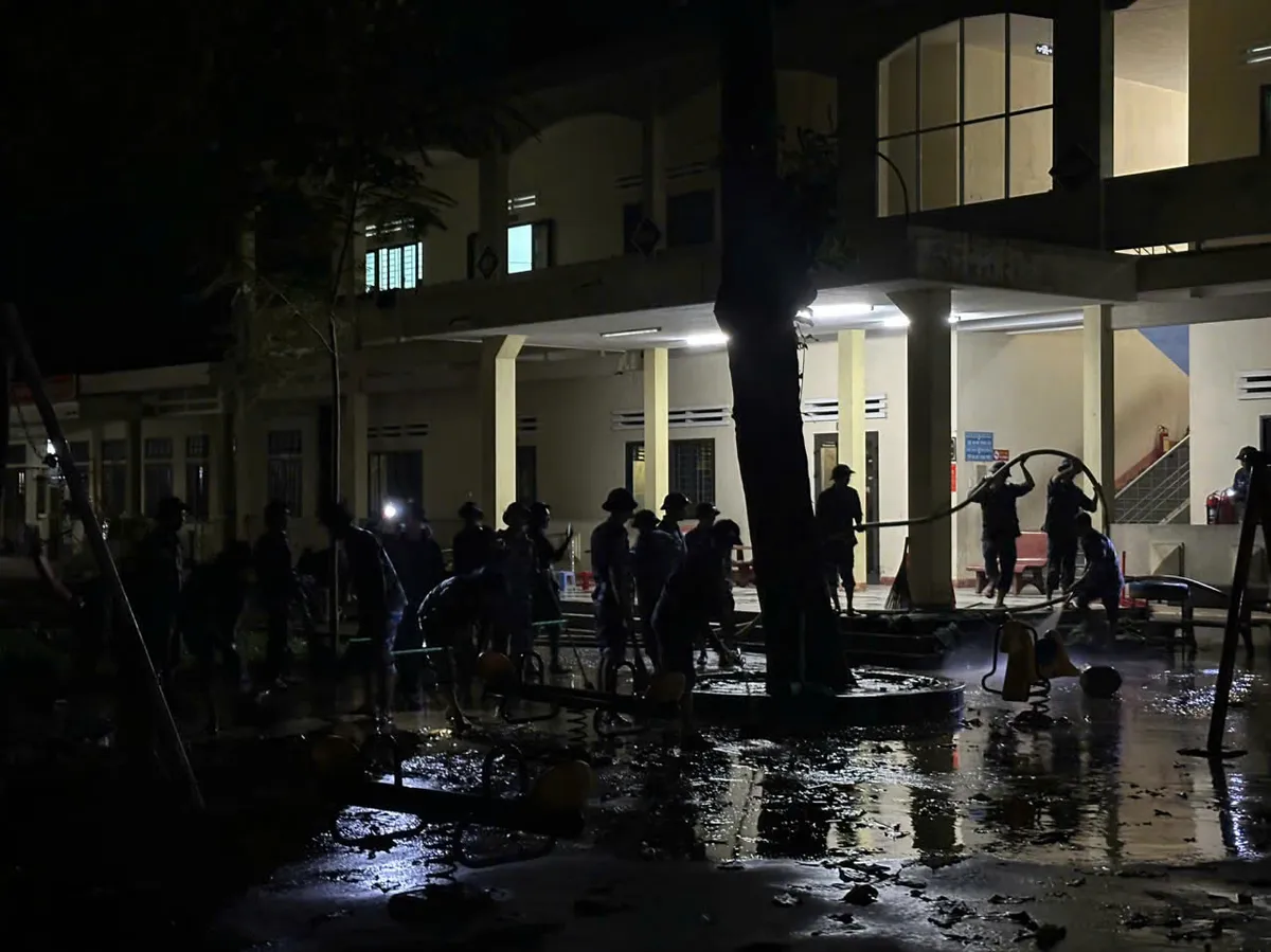 Hải quân thăm khám, vệ sinh môi trường giúp người dân vùng bị thiên tai- Ảnh 2. Hải quân thăm khám, vệ sinh môi trường giúp người dân vùng bị thiên tai- Ảnh 2.