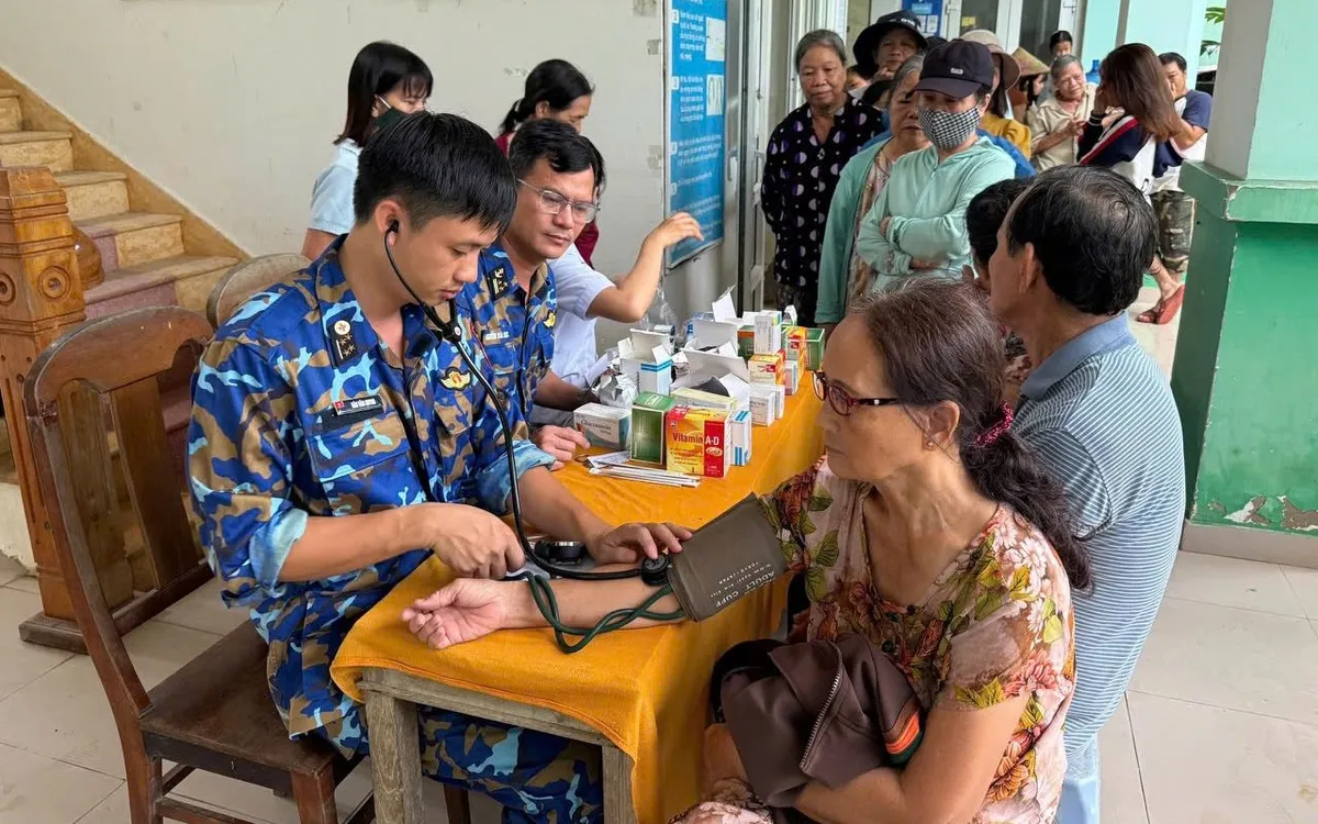 Quân y Vùng 3 Hải quân thăm khám, phát thuốc miễn phí cho bà con Nhân dân xã Hà Nha, thành phố Đà Nẵng