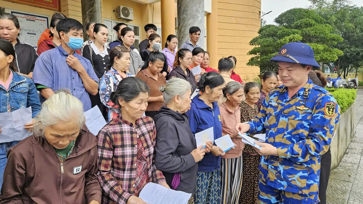 Hải quân thăm khám, vệ sinh môi trường giúp người dân vùng bị thiên tai- Ảnh 6. Hải quân thăm khám, vệ sinh môi trường giúp người dân vùng bị thiên tai- Ảnh 6.