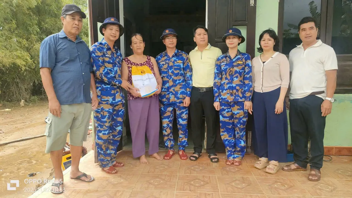 Hải quân thăm khám, vệ sinh môi trường giúp người dân vùng bị thiên tai- Ảnh 7. Hải quân thăm khám, vệ sinh môi trường giúp người dân vùng bị thiên tai- Ảnh 7.