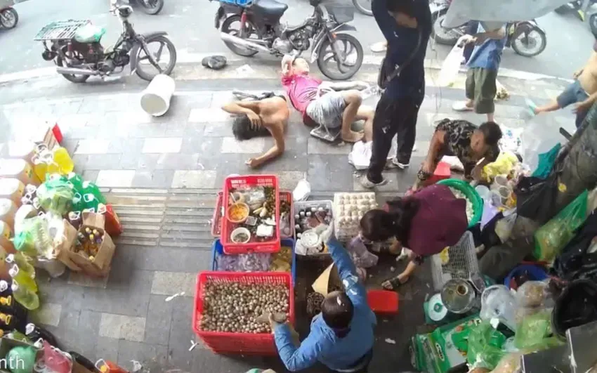 Hình ảnh ghi lại người thợ sơn rơi từ tầng cao xuống đất ở phường Bến Thành. Ảnh: Cắt từ clip