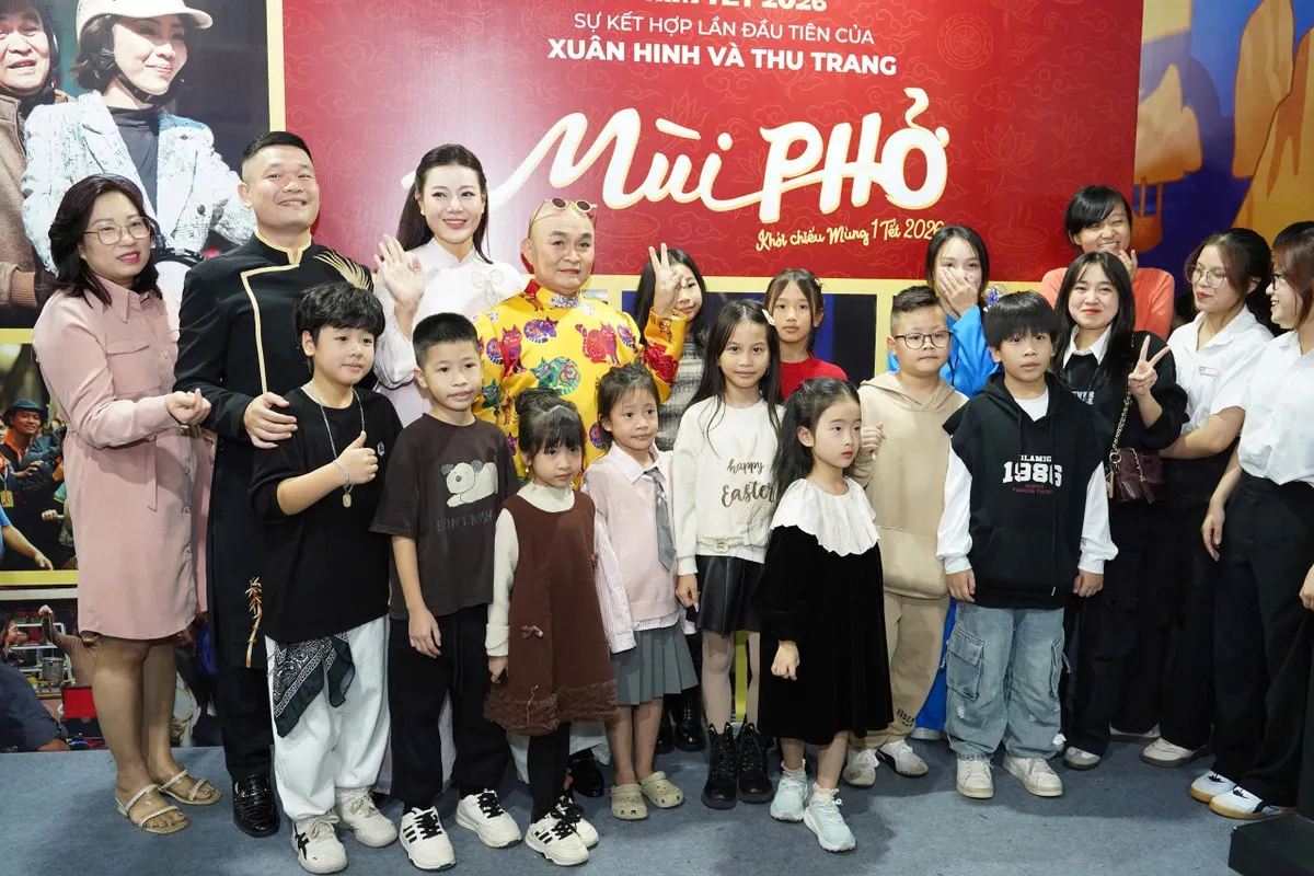 "Sao" Mưa đỏ, Tử chiến trên không, Mùi phở tạo sức nóng tại Hội chợ Mùa Thu 2025- Ảnh 9. "Sao" Mưa đỏ, Tử chiến trên không, Mùi phở tạo sức nóng tại Hội chợ Mùa Thu 2025- Ảnh 9.