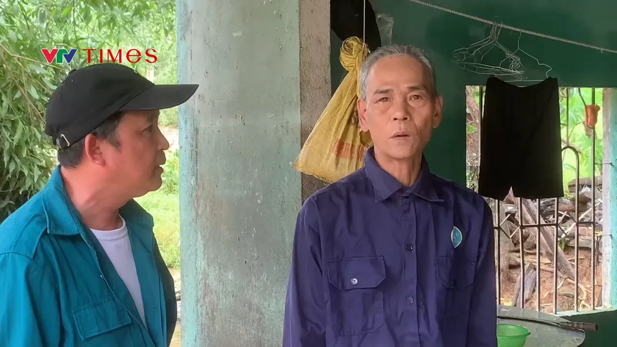 Đà Nẵng: Vết nứt lớn xuất hiện trên đồi, khẩn cấp di dời dân xã Quế Phước trong mưa - Ảnh 1.