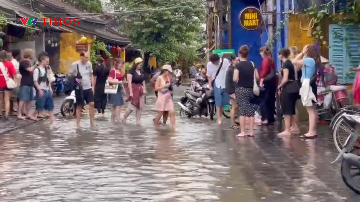 Nước lũ dâng trở lại, Phố cổ Hội An lại ngập trong biển nước - Ảnh 3.