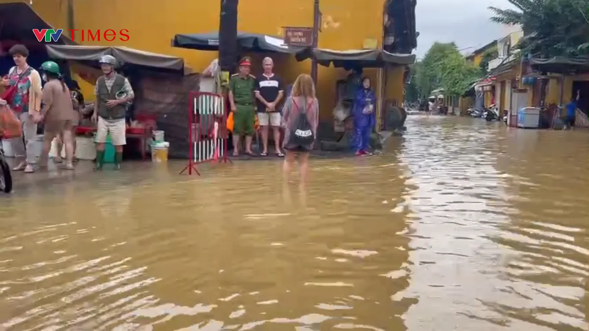 Nước lũ dâng trở lại, Phố cổ Hội An lại ngập trong biển nước - Ảnh 6.