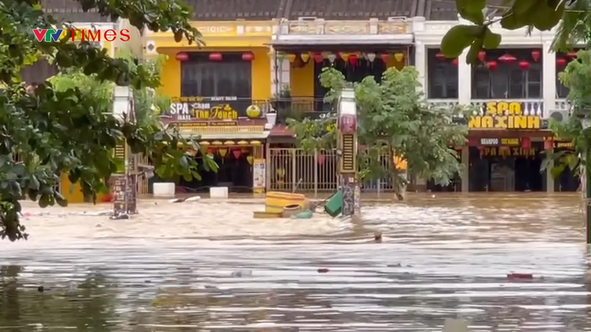 Nước lũ dâng trở lại, Phố cổ Hội An lại ngập trong biển nước - Ảnh 1.