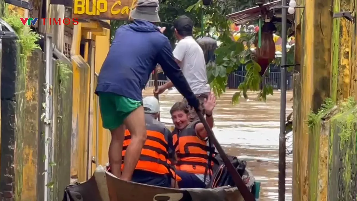 Nước lũ dâng trở lại, Phố cổ Hội An lại ngập trong biển nước - Ảnh 5.