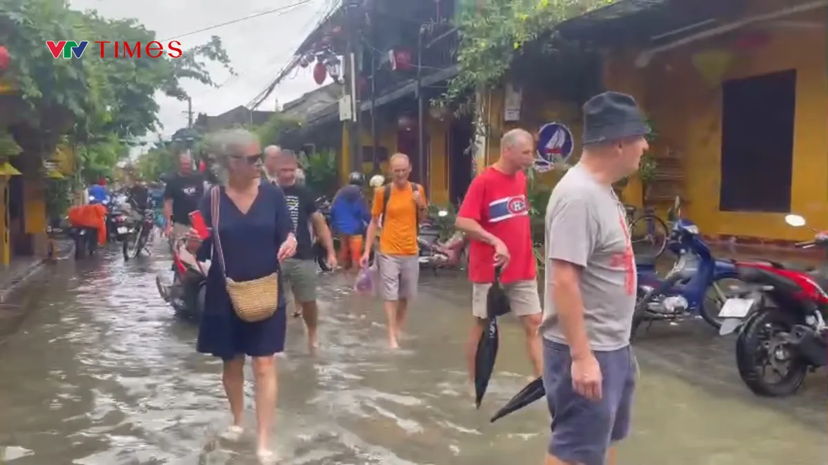 Nước lũ dâng trở lại, Phố cổ Hội An lại ngập trong biển nước - Ảnh 4.