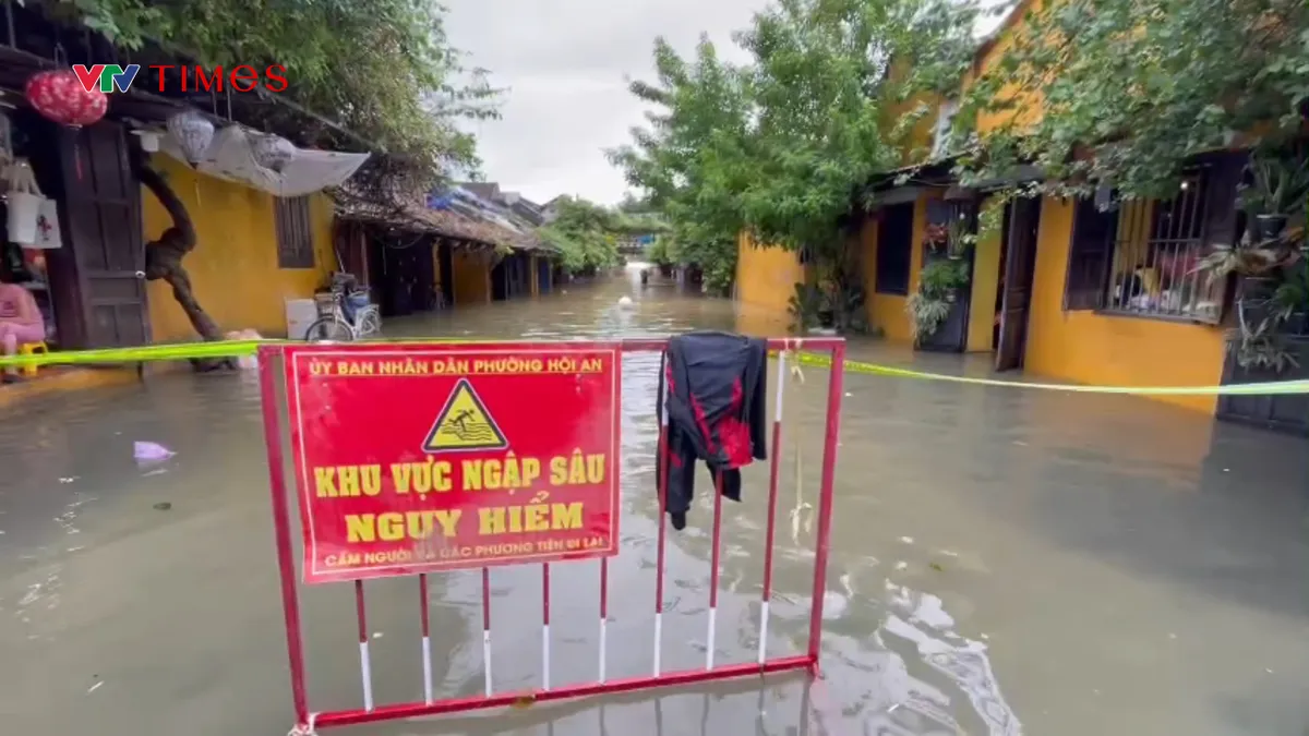 Nước lũ dâng trở lại, Phố cổ Hội An lại ngập trong biển nước - Ảnh 2.