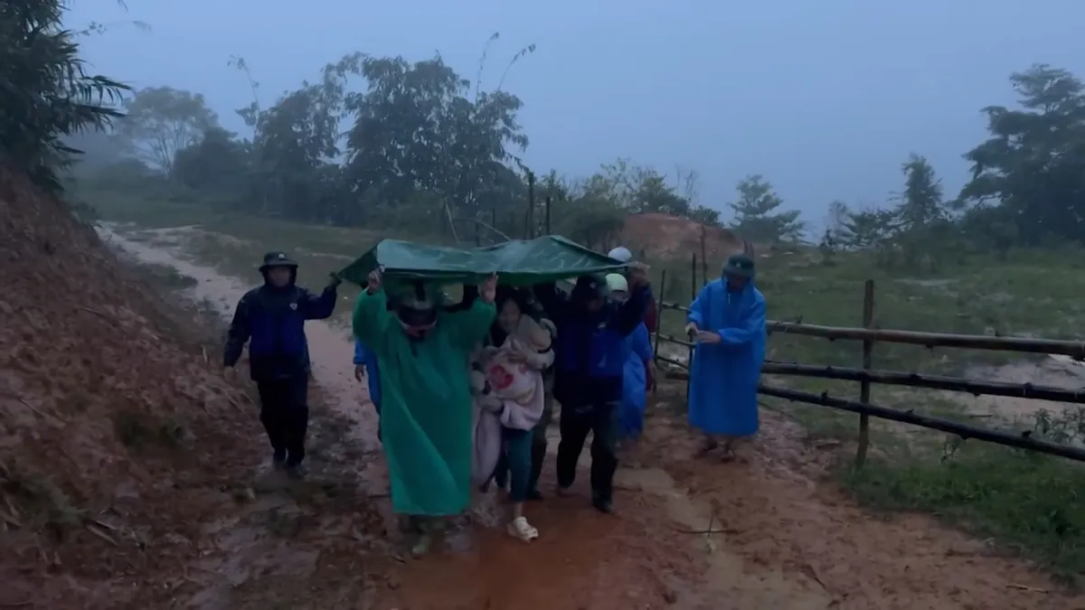 Đà Nẵng: Bộ đội Biên phòng khẩn cấp di dời hàng trăm hộ dân khỏi vùng sạt lở - Ảnh 1.