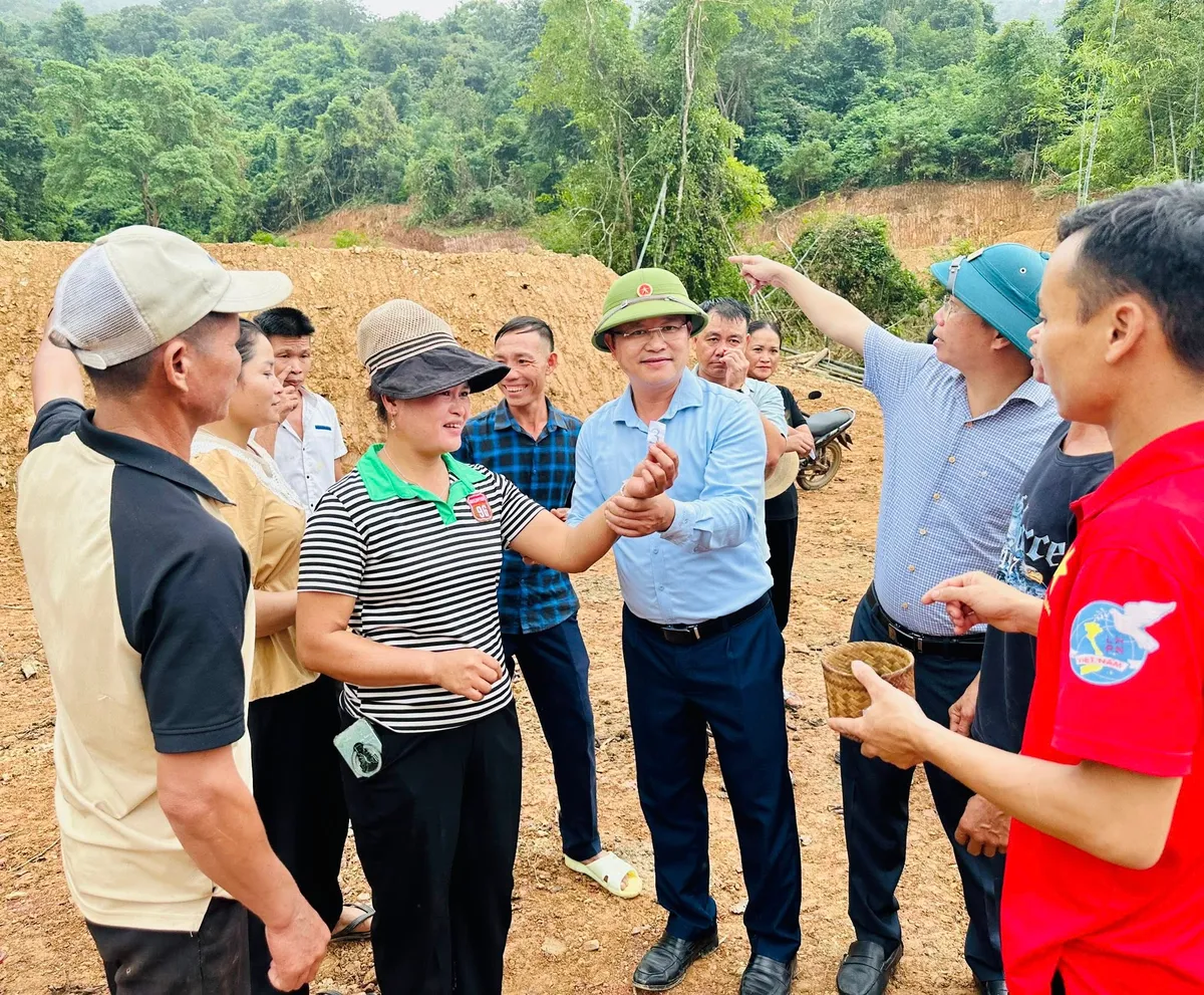 Nghệ An: Người dân vui mừng bốc thăm vị trí xây nhà mới sau khi bị lũ cuốn trôi - Ảnh 2.