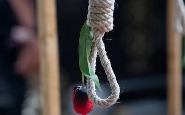 Dây thừng tại một cuộc biểu tình phản đối án tử hình ở Iran diễn ra ở Paris. Iran là quốc gia hành quyết phụ nữ nhiều nhất thế giới. (Ảnh: Getty Images)