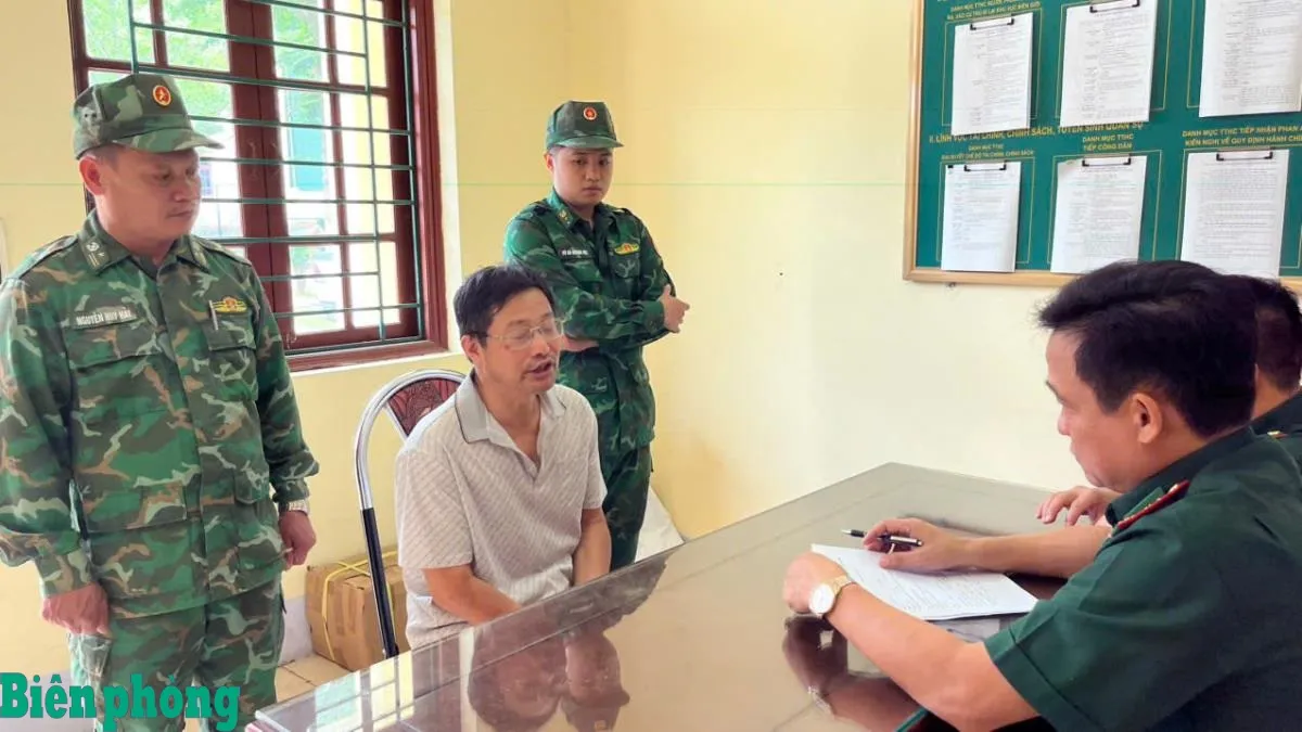 Bắt 2 người nước ngoài vận chuyển gần 500 triệu đồng qua cửa khẩu - Ảnh 1.