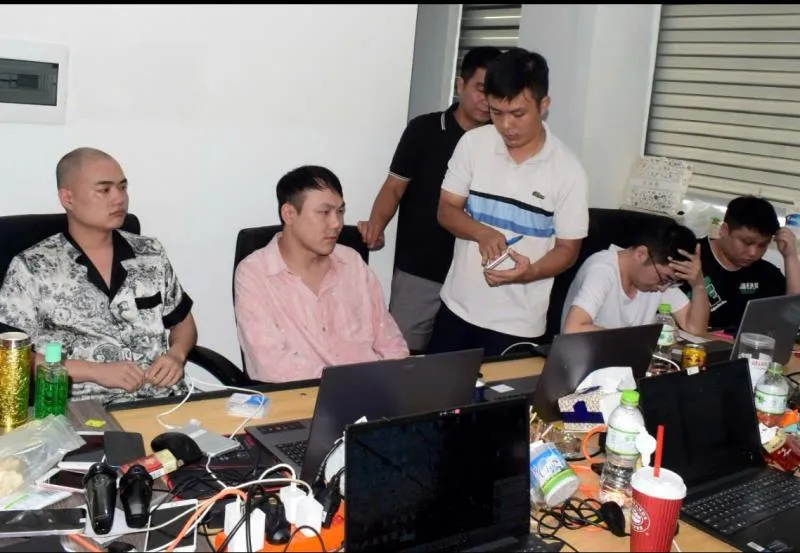 Bắt giữ nhóm tội phạm người Trung Quốc lừa đảo, cưỡng đoạt tài sản qua mạng tại Việt Nam - Ảnh 1.