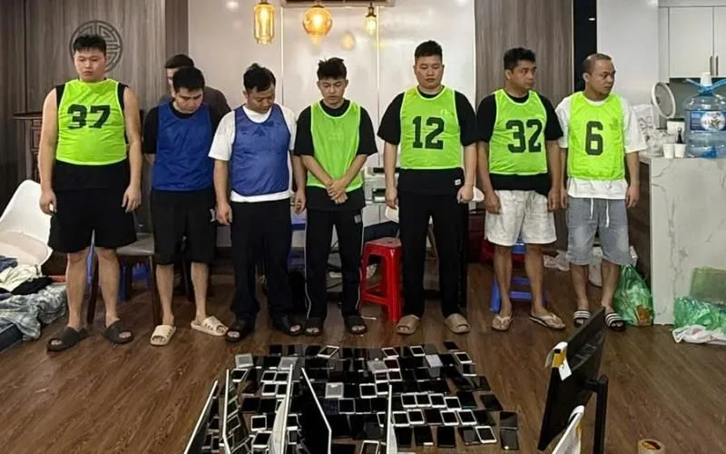 Nhóm đối tượng lừa đảo người Trung Quốc bị lực lượng Công an Việt Nam bắt giữ cùng tang vật.