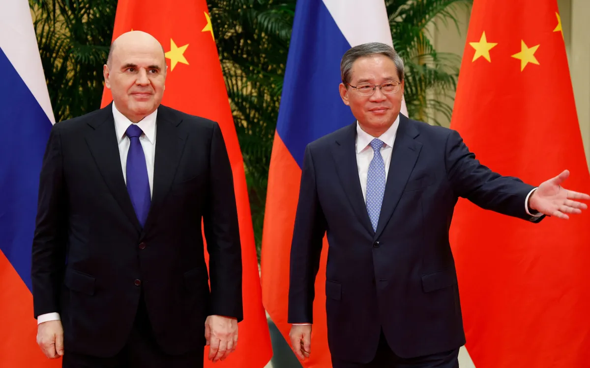 Thủ tướng Nga Mikhail Mishustin (bên trái) và Thủ tướng Trung Quốc Lý Cường trước cuộc gặp tại Hàng Châu vào ngày 3/11/2025 (Ảnh: AFP)