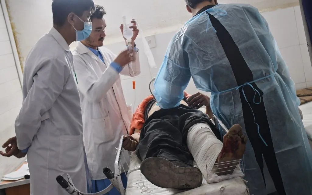 Người bị thương trong trận động đất 6,3 độ richter ở miền Bắc Afghanistan được điều trị tại bệnh viện ở Mazar-e Sharif, ngày 3/11/2025 (Ảnh: AP)