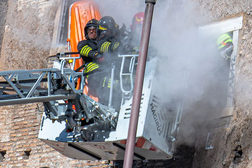 Công nhân bị thương trong vụ sập tháp thời trung cổ gần Đấu trường La Mã- Ảnh 1.