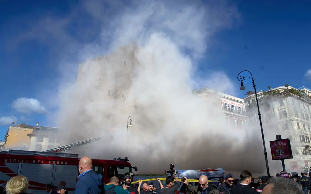 Tháp thời trung cổ Torre dei Conti gần khu vực La Mã cổ đại bao phủ trong bụi mù sau vụ sập lần hai, ngày 3/11/2025 (Ảnh: AP)