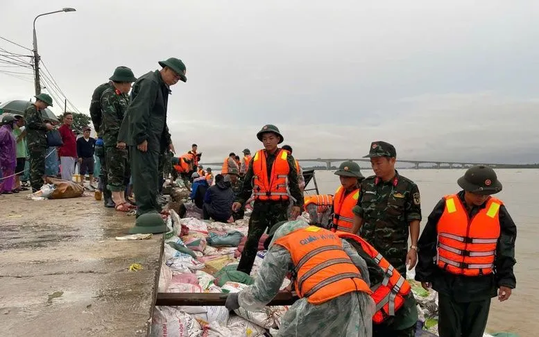 Đại tá Trần Hữu Ích, Chỉ huy trưởng Bộ Chỉ huy Quân sự TP. Đà Nẵng đã đến kiểm tra, chỉ đạo lực lượng vũ trang tập trung gia cố bờ kè An Lương .