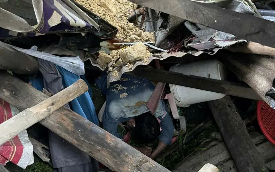 Lán trại bị đất, đá vùi lấp làm anh Nguyễn Quốc Bình tử vong. Ảnh: CATPDN 