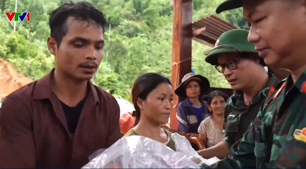 Đà Nẵng: Chính quyền, bộ đội, dân quân giúp bà con vùng lũ vực dậy sau thiên tai - Ảnh 1.
